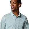 Columbia Men’s Wild Cast Camp Shirt(Crushed Blue Troutopia)